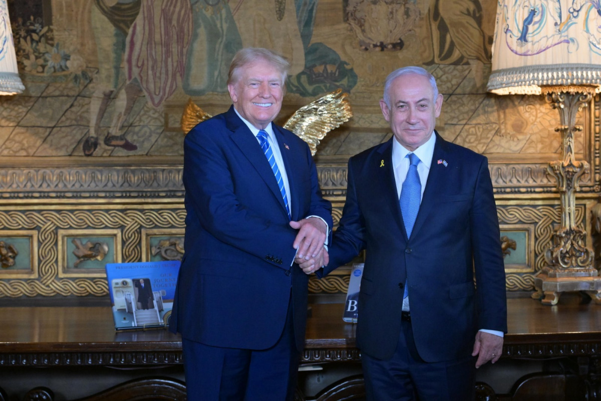 A feszült hangulatú washingtoni megbeszélése után Donald Trump birtokára utazott Benjámin Netanjahu